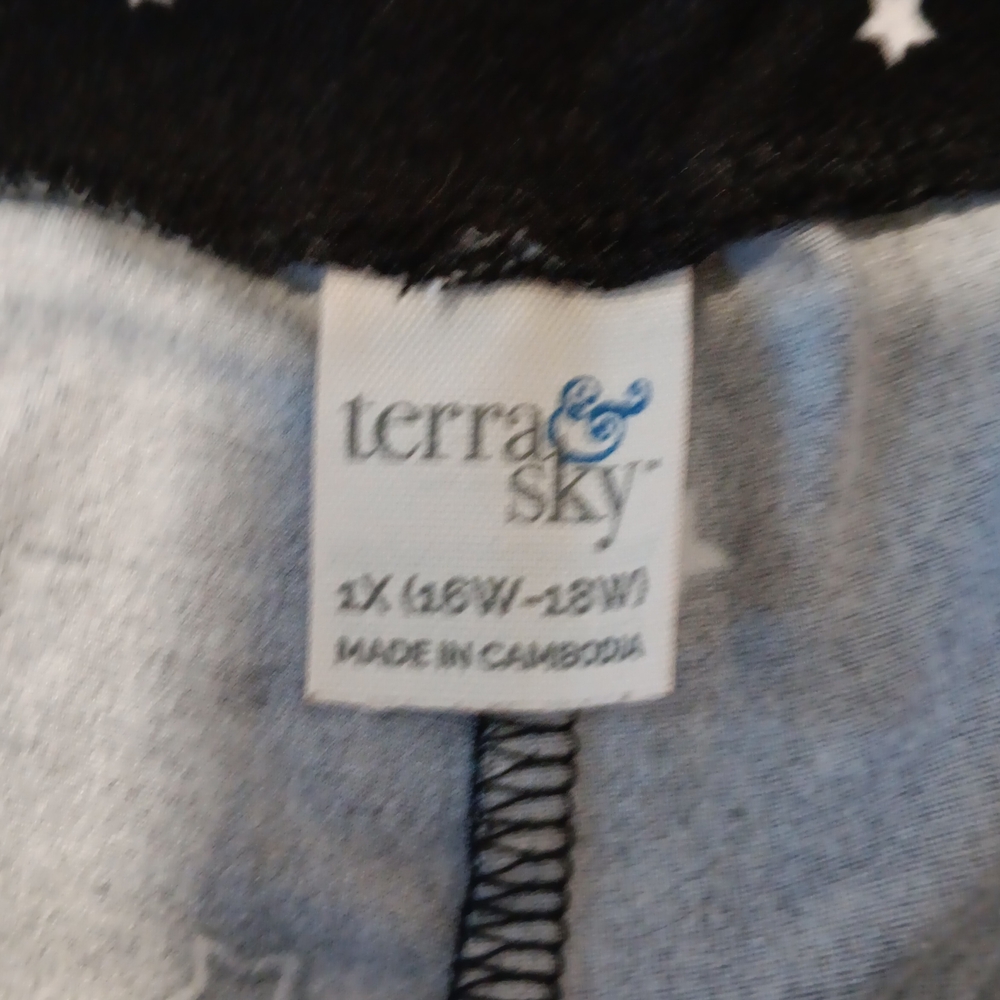 Terra & Sky Black Star Pattern Capri Leggings - Picture 7 of 9
